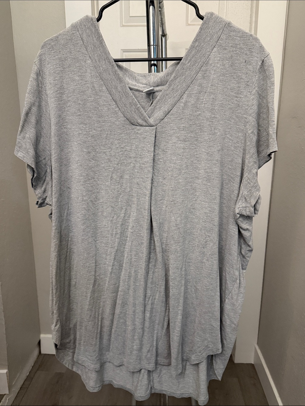 Old Navy Light Gray V-Neck Short Sleeve Tee